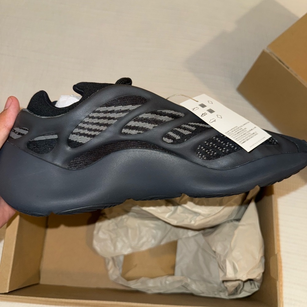 Yeezy 700 v3 dark glow size 12